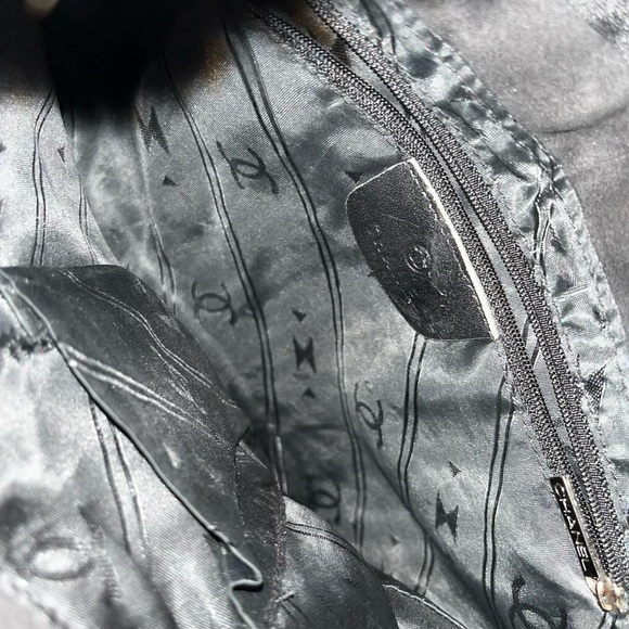 Vintage CHANEL Black Suede Tote with Interlocking CC Emblem - Picture 5 of 7